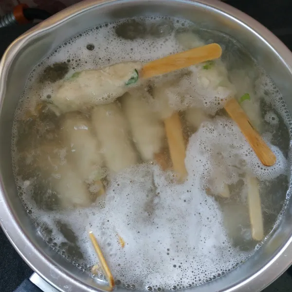 Setelah adonan selesai dibentuk rebus hingga mengapung.