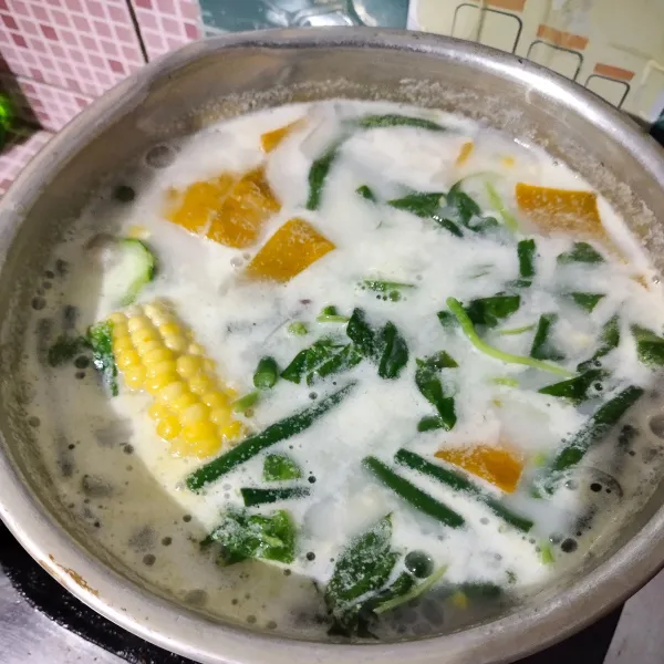 Terakhir, masukkan santan. Aduk rata dan masak hingga sayuran matang semua (cek rasa).
