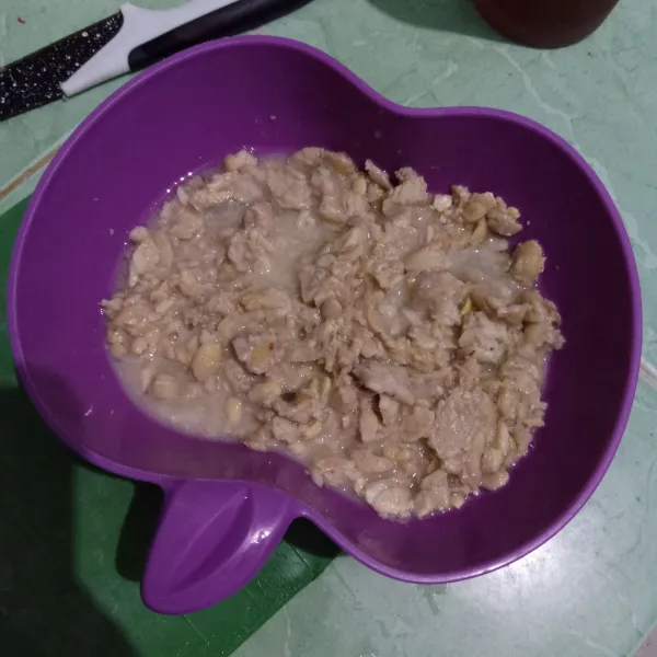 Haluskan tempe, rendam dengan air garam selama 5 menit.