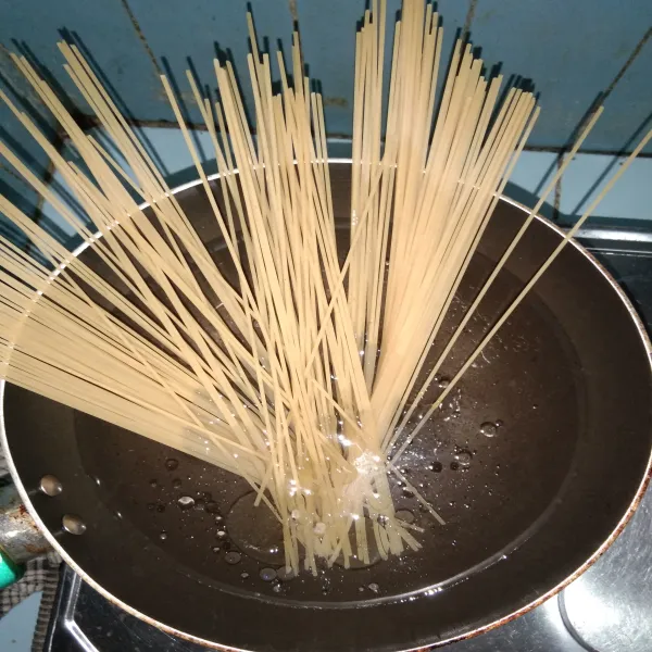 Rebus spaghetti, kemudian tambahkan minyak dan garam sedikit.