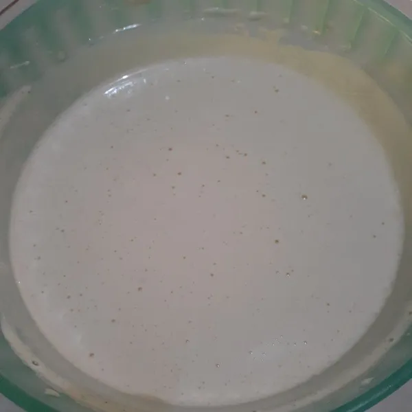 Campur telur dan gula pasir dalam wadah. Mixer dengan kecepatan tinggi sampai adonan mengembang.