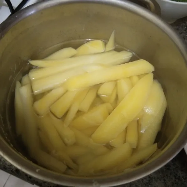 Rebus kentang hingga setengah matang, tiriskan.