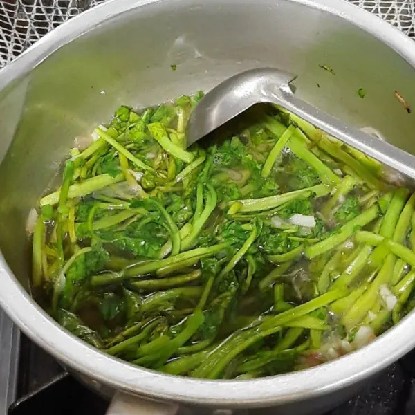 Masak hingga mendidih lalu angkat. Jangan terlalu matang agar rasa sayurnya tetap kriuk.