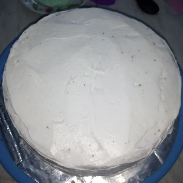 Setelah cake matang olesi dengan dasar butter cream putih.