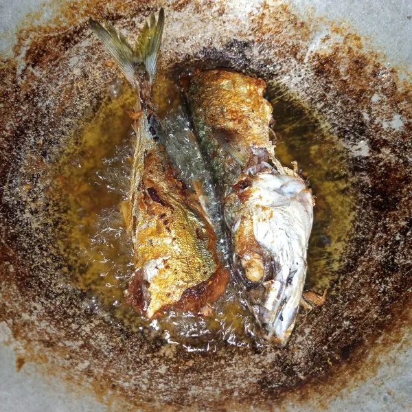 Goreng ikan dengan minyak secukupnya, goreng hingga kering.
