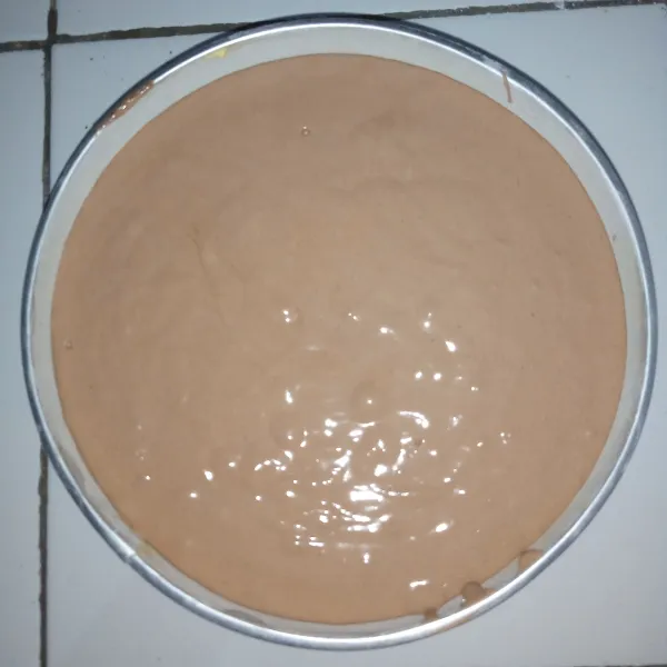 Tuang adonan kedalam loyang yang sudah diolesi butter dan diberi taburan tepung. Panggang cake selama 45 menit dengan suhu 160°C menggunakan api atas bawah hingga matang.