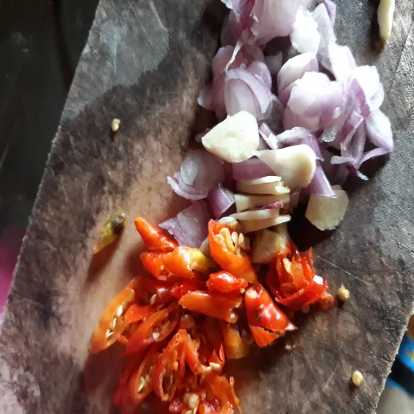 Iris juga bawang merah, bawang putih dan cabe rawit.