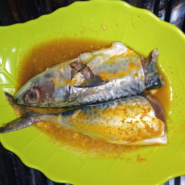 Lumuri ikan dengan bumbu marinasi. Diamkan selama 15 menit.