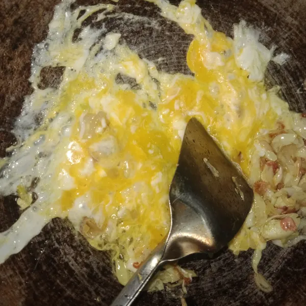 Masukkan 1 butir telur, orak-arik sampai matang.