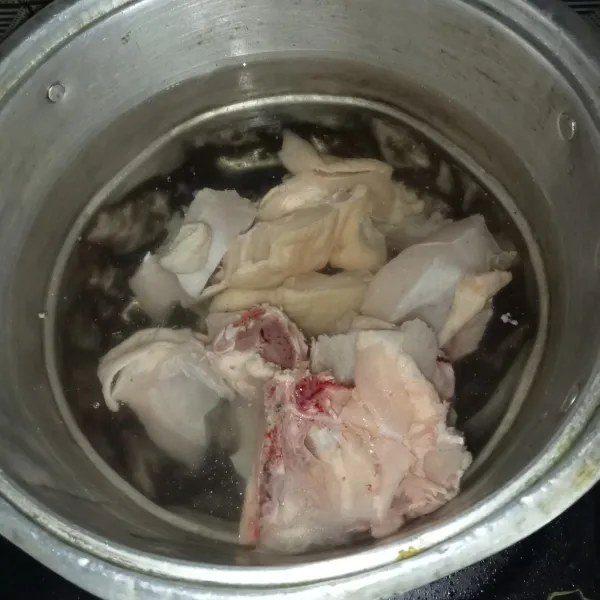 Potong-potong ayam dan rebus ayam dengan api sedang.