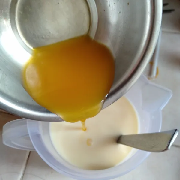 Campur susu dengan telur lalu tambahkan margarin cair.