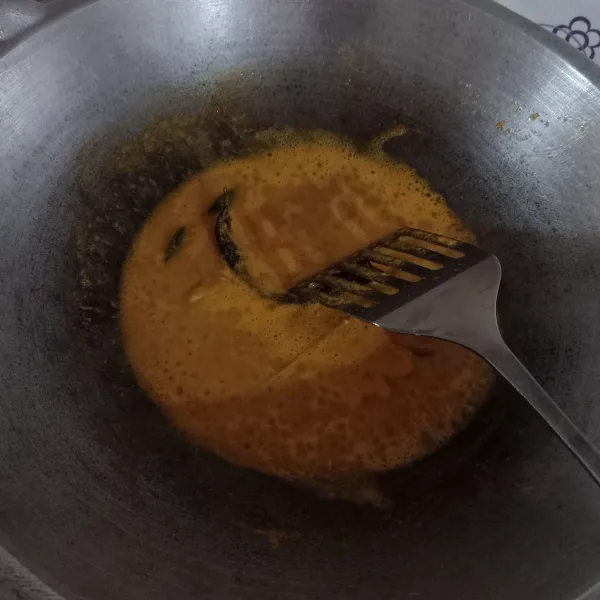 Tumis bumbu halus dan rempah dengan sedikit minyak goreng sampai harum dan matang.