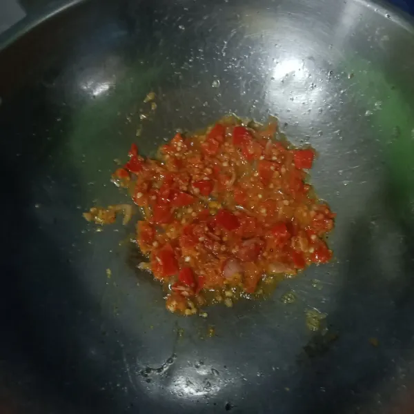 Tumis bumbu halus sampai harum dan matang.