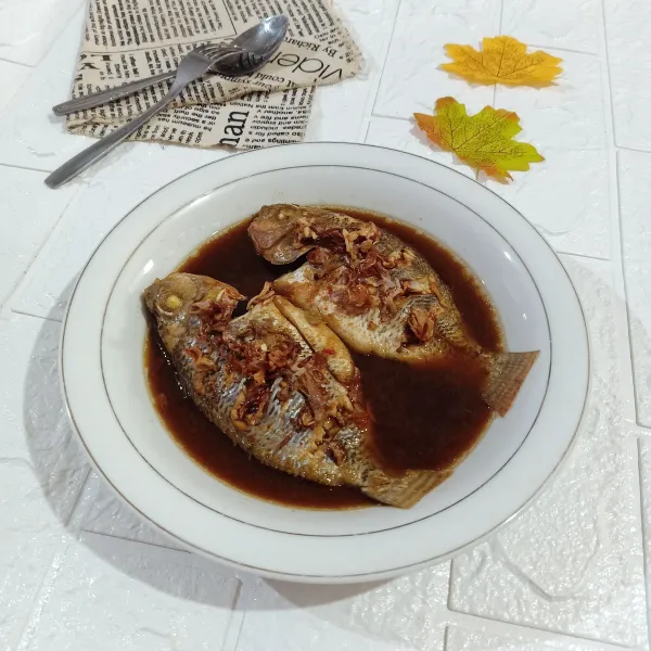 Sajikan ikan kukus dengan taburan bawang goreng.
