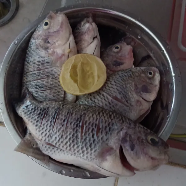 Kucuri ikan dengan air jeruk nipis, diamkan 10 menit lalu bilas bersih.