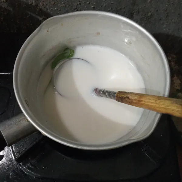 Campurkan fibercreme dengan 200 ml air, lalu didihkan. Kemudian matikan api.