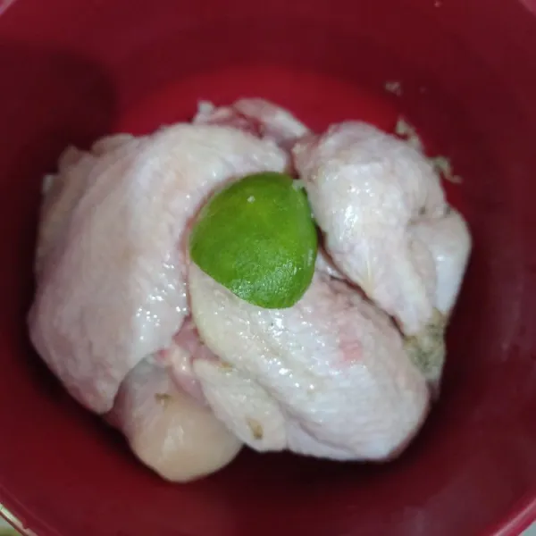 Setelah ayam dibersihkan lumuri ayam dengan perasan jeruk nipis, aduk rata.