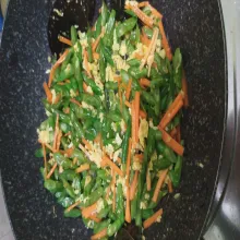 Masukkan buncis dan wortel, aduk rata.