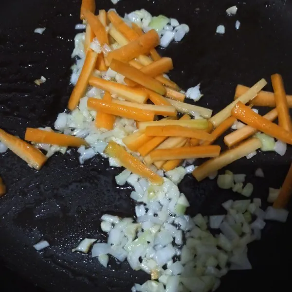 Buat sausnya. Tumis bawang putih dan bawang bombay hingga harum. Masukkan wortel, masak hingga layu.