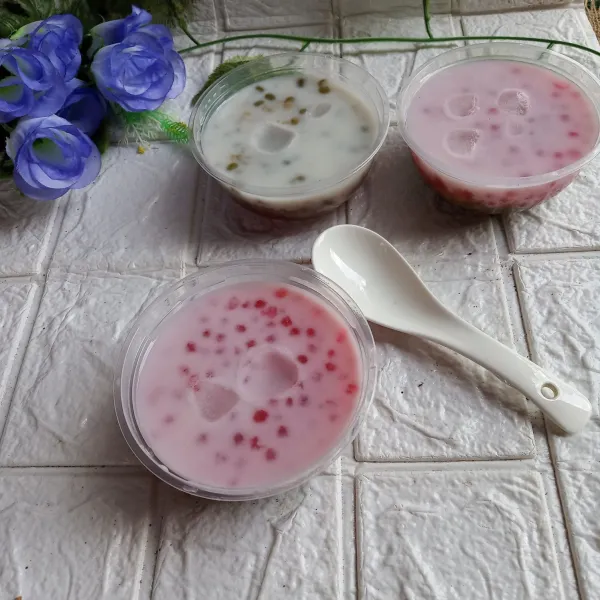 Ambil 2 sdm kacang hijau rebus, dan tambahkan 2 sdm mutiara diatasnya. Beri es batu dan siram dengan kuah fibercreme. Sajikan dingin.