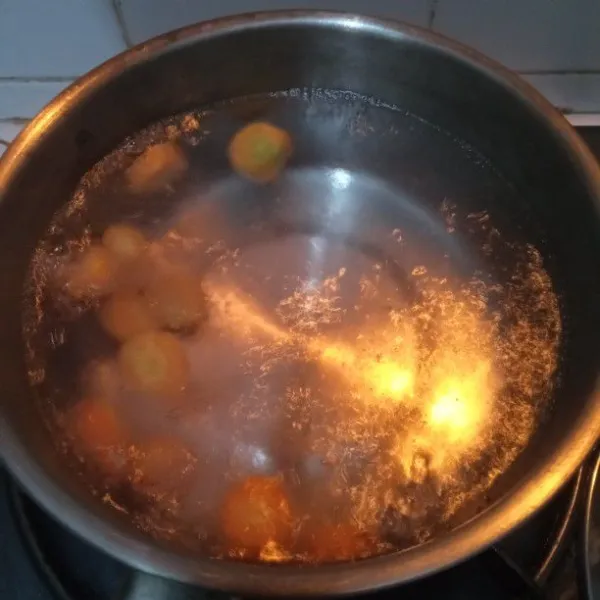Rebus air hingga mendidih, lalu masak wortel hingga setengah empuk.