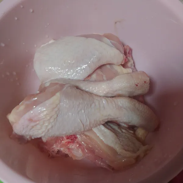 Potong ayam jadi 6 bagian dan cuci hingga bersih.