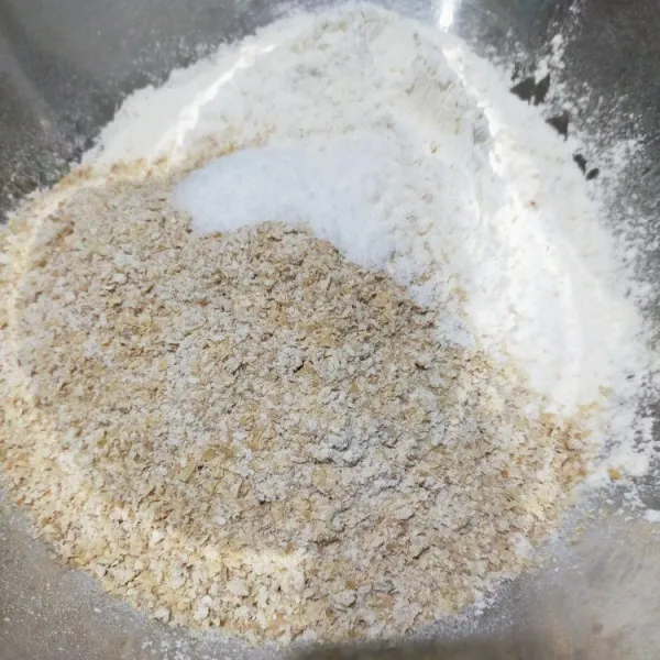 Dalam wadah lain, aduk rata tepung terigu, tepung gandum, dan garam.
