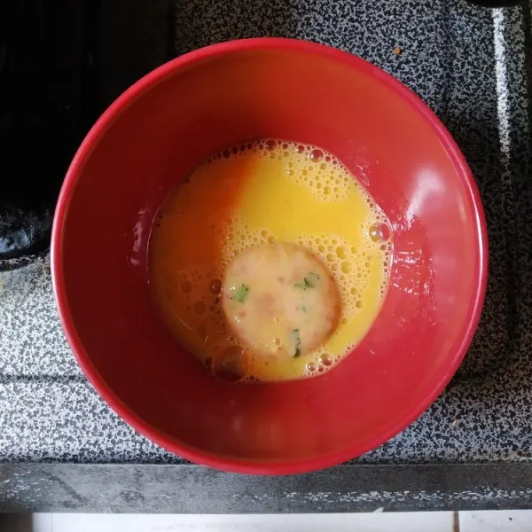 Lumuri perkedel dengan kocokan telur hingga rata.