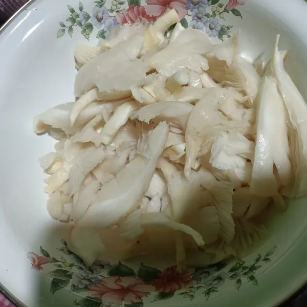 Siapkan jamur tiram, cuci lalu rebus sebentar.