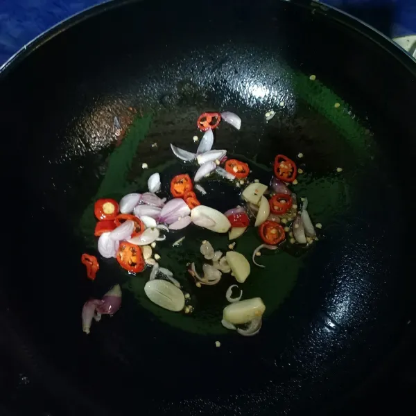 Tumis bawang merah, bawang putih dan cabe merah.