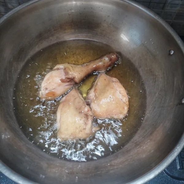 panaskan minyak dan goreng ayam sebentar saja sambil dibolak balik agar merata lalu angkat dan tiriskan, sajikan ayam pop dengan sambel dan lalapan.