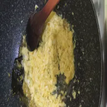 Masukkan telur perlahan diaduk, orak-arik setengah matang.