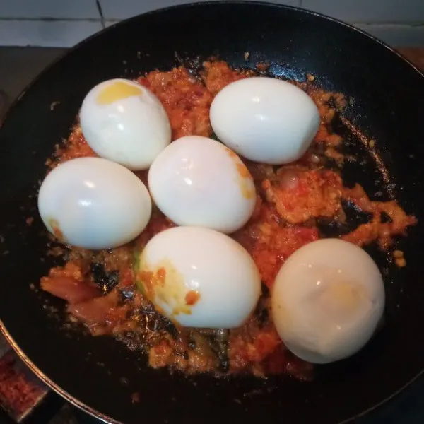 Masukkan telur, kemudian aduk-aduk dengan bumbu.