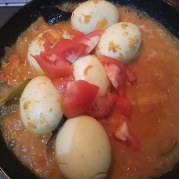 Terakhir, masukkan irisan tomat, kemudian masak hingga tomat layu dan air menyusut. Matikan api dan sajikan.