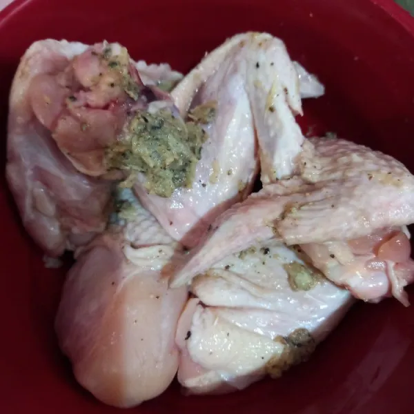 Baluri ayam dengan bumbu halus, kemudian aduk merata lalu diamkan selama 1 jam di dalam lemari es agar bumbu meresap.