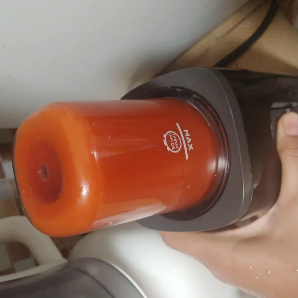 Kemudian blender hingga halus.