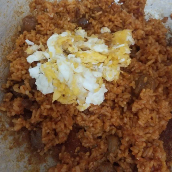Masukkan telur yang sudah di orak arik, nasi goreng kambing siap disajikan.