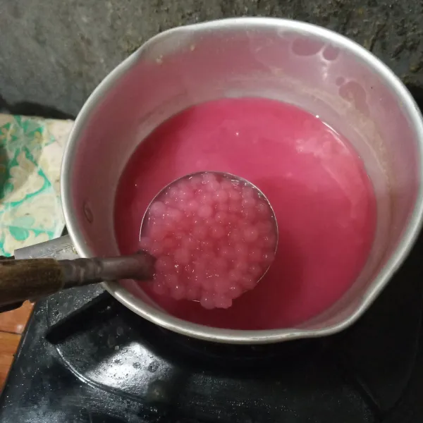 Rebus mutiara dengan metode 5:30:7. Rebus di air mendidih selama 5 menit, kemudian matikan api. Diamkan dalam panci tertutup selama 30 menit, lalu didihkan kembali selama 7 menit. Matikan api.