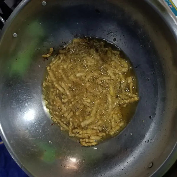 Goreng tempe sampai kering.