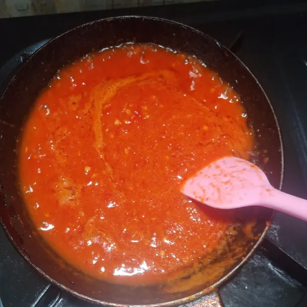 Masak sambel dan bumbui dengan garam dan gula pasir, sampai mengental lalu matikan api dan sisihkan.