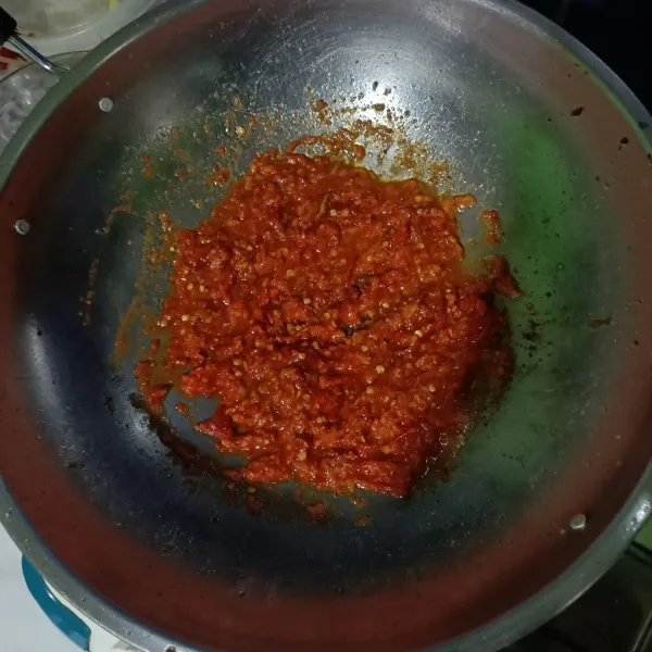 Tumis bumbu hingga matang dan harum.