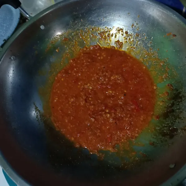 Masukan sedikit air, garam, kaldu jamur, gula pasir. Koreksi rasa.