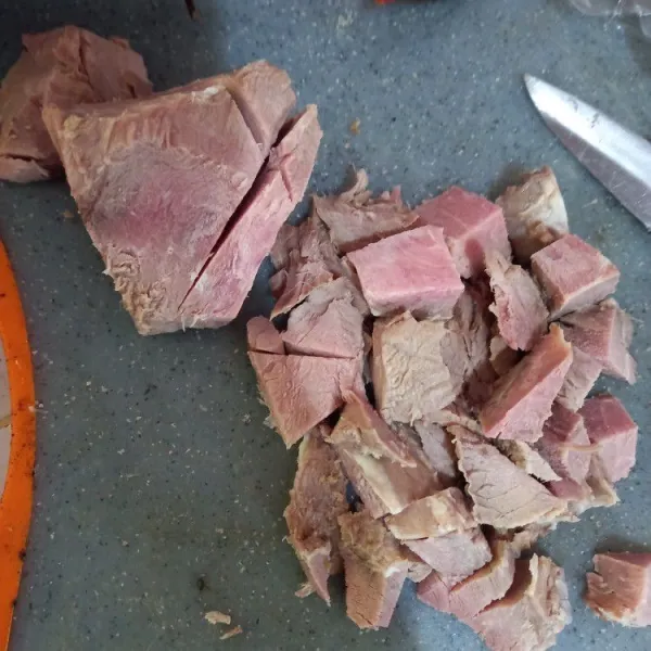 Potong-potong daging yang sudah direbus sesuai selera.