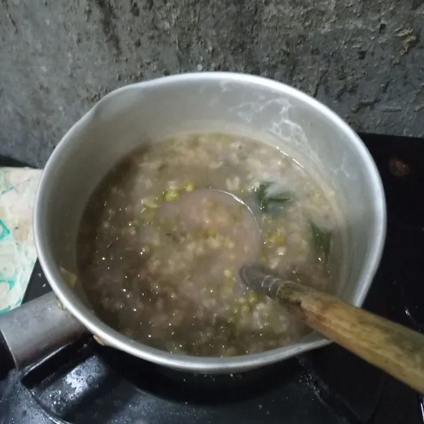 Rebus kacang hijau dan selembar daun pandan hingga empuk. Kemudian tambahkan gula pasir dan masak hingga gula larut. Matikan api.