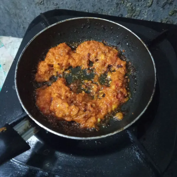Panaskan minyak, kemudian tumis bumbu halus hingga berubah warna.
