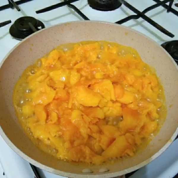 Hancurkan daging buah mangga, tuang pada teflon, masak hingga mengental.