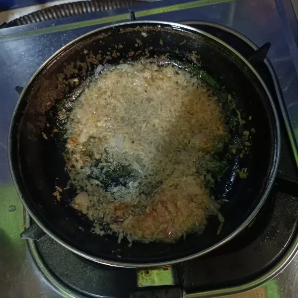 Tumis bumbu halus sampai harum.