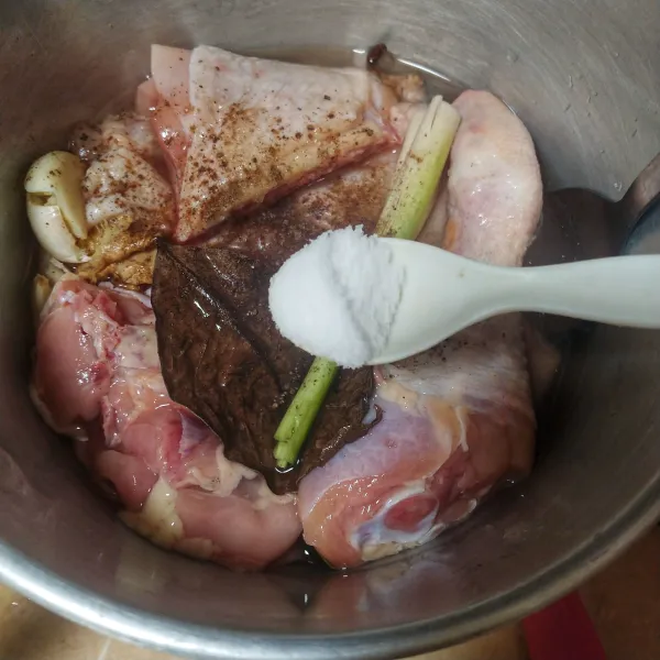 Tambahkan garam, gula dan lada bubuk. Aduk rata dan masak ayam hingga matang.