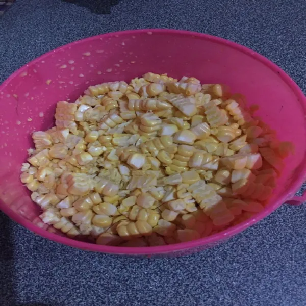 Pisahkan biji jagung dari bonggolnya (disisir).