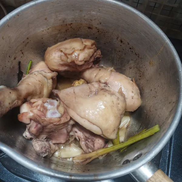 Setelah air menyusut, matikan api dan biarkan sebentar sampai ayam siap digoreng.